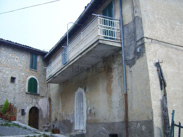 casa indipendente in vendita a Tagliacozzo in zona Oriente