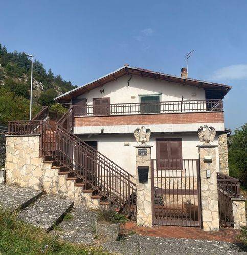 casa indipendente in vendita a Tagliacozzo in zona Oriente