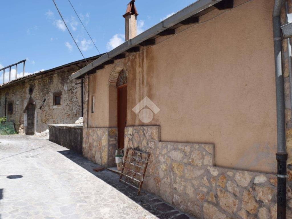 casa indipendente in vendita a Tagliacozzo in zona Villa San Sebastiano