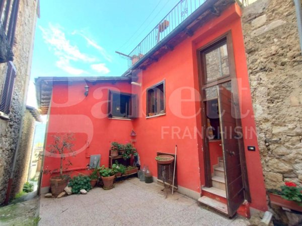 casa indipendente in vendita a Tagliacozzo in zona Sorbo