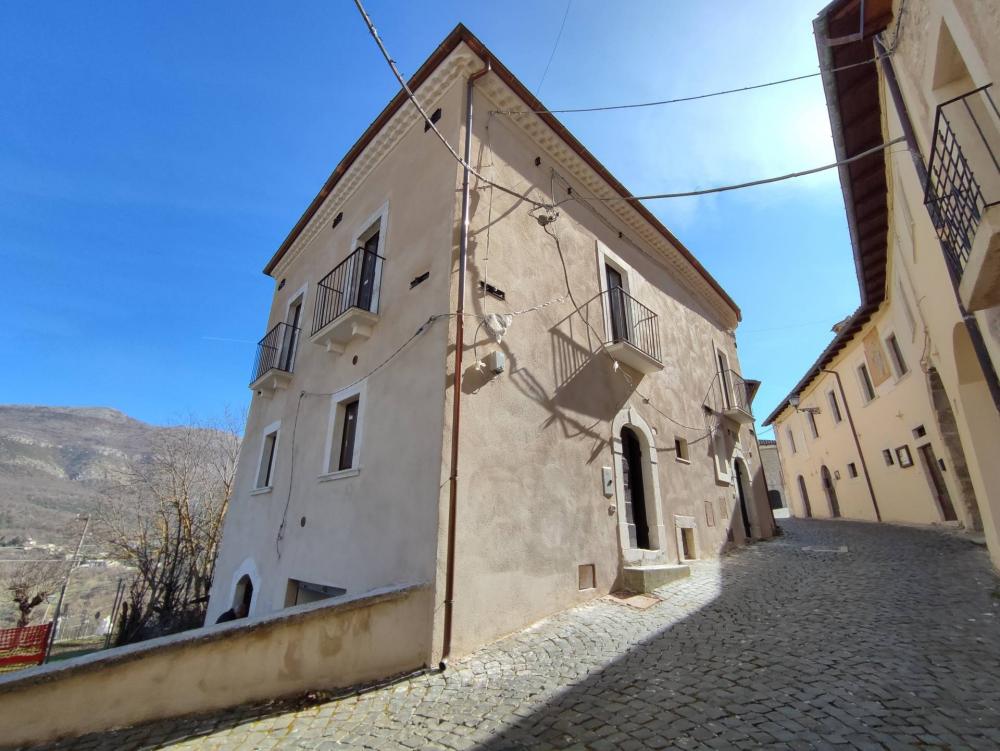 casa indipendente in vendita a Tione degli Abruzzi