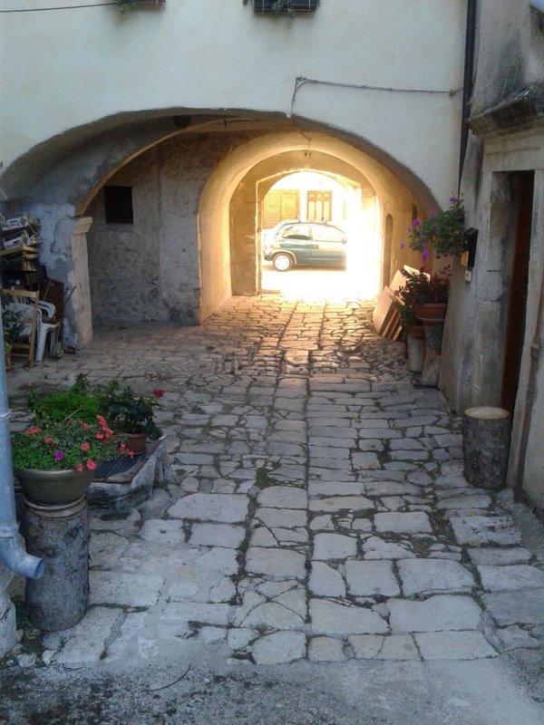 appartamento in vendita a Tione degli Abruzzi in zona Goriano Valli