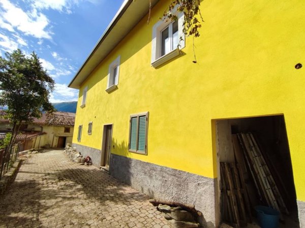 casa indipendente in vendita a Tornimparte in zona Piè La Costa