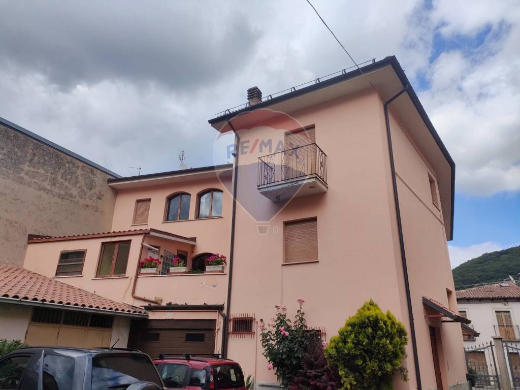 casa indipendente in vendita a Tornimparte in zona Villagrande