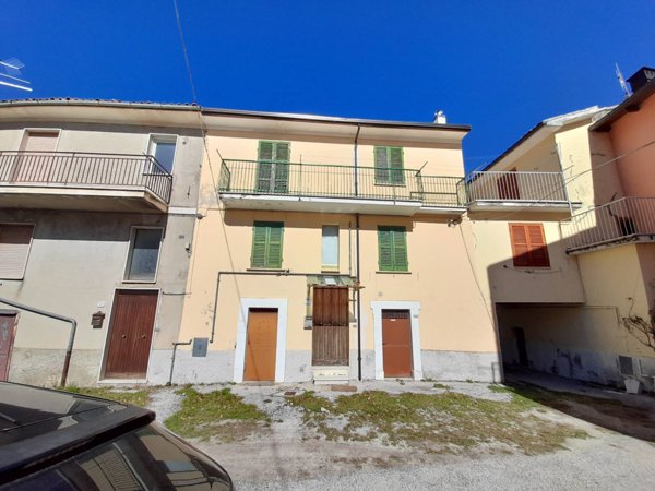 intera palazzina in vendita a Tornimparte in zona Villagrande