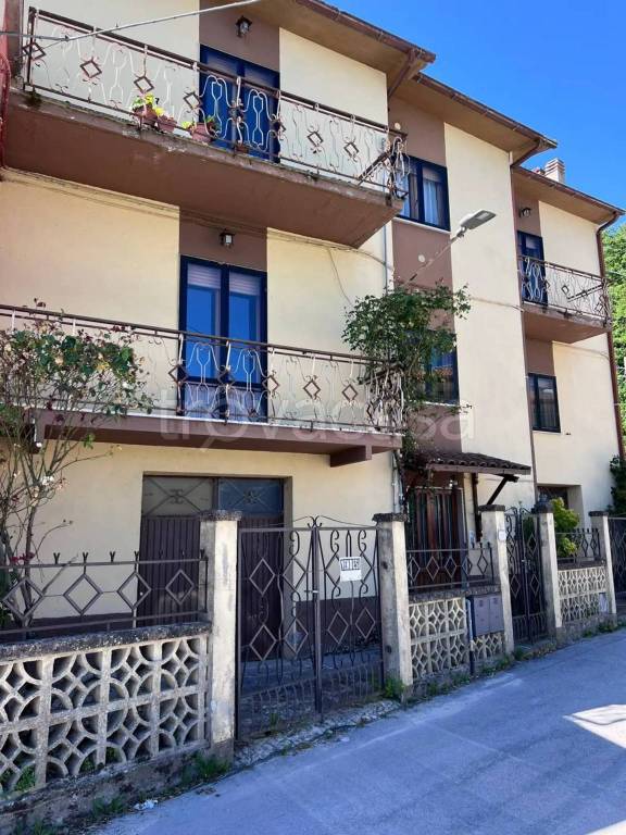 casa indipendente in vendita a Tornimparte in zona Castiglione