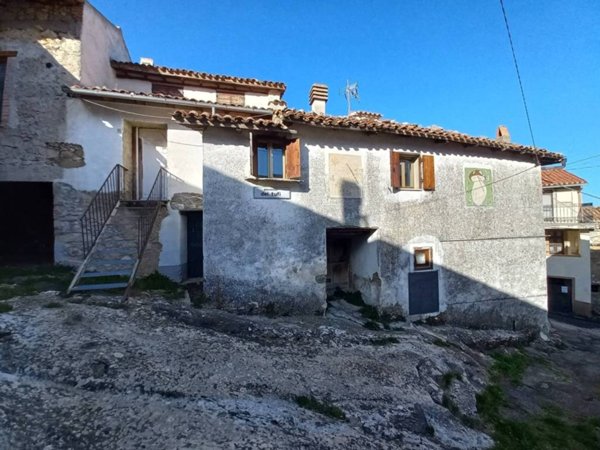 casa indipendente in vendita a Tornimparte in zona Pianelle