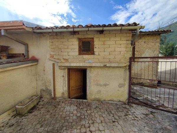 casa indipendente in vendita a Tornimparte