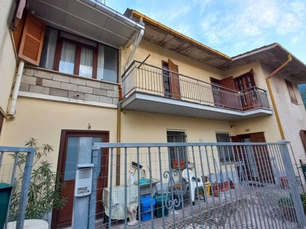 casa indipendente in vendita a Tornimparte