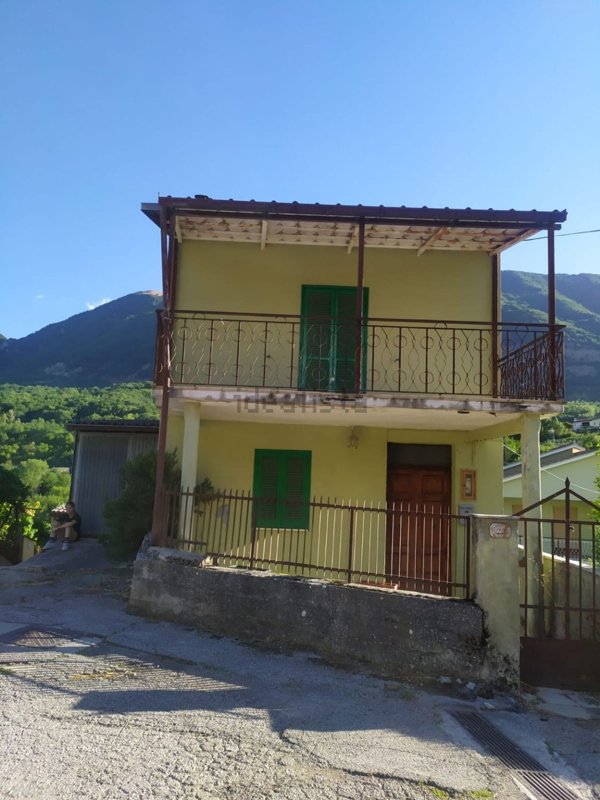 casa indipendente in vendita a Tornimparte