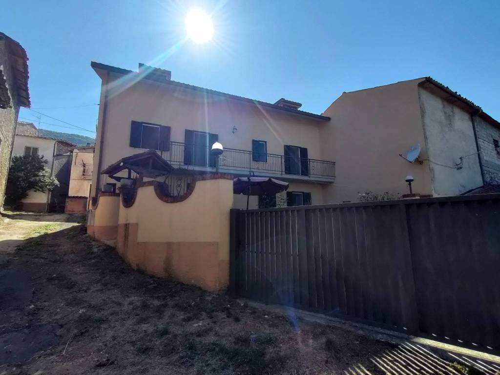 casa indipendente in vendita a Tornimparte