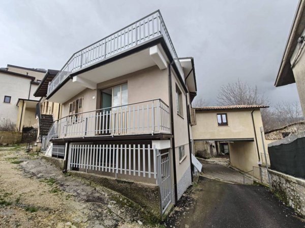 casa indipendente in vendita a Tornimparte in zona Pianelle