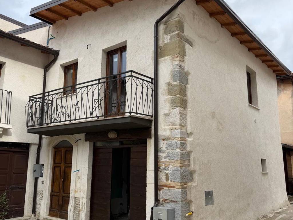casa indipendente in vendita a Tornimparte