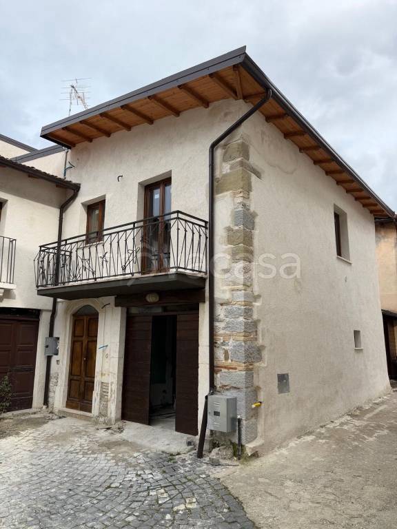 casa indipendente in vendita a Tornimparte