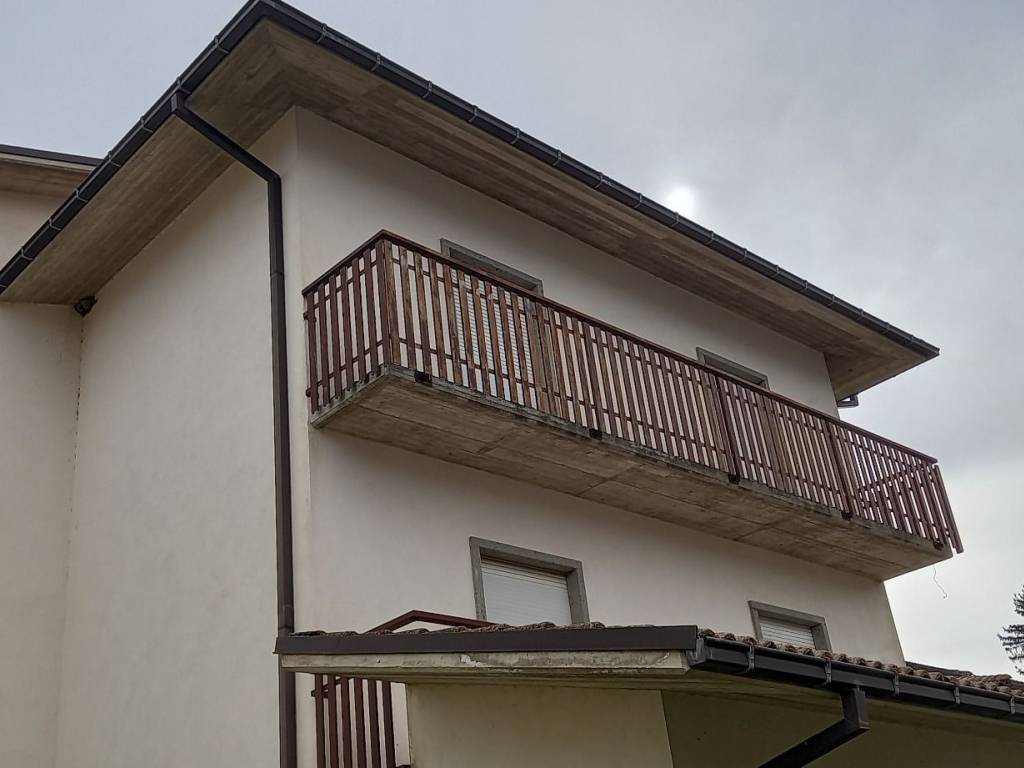 casa indipendente in vendita a Tornimparte in zona Piè la Villa