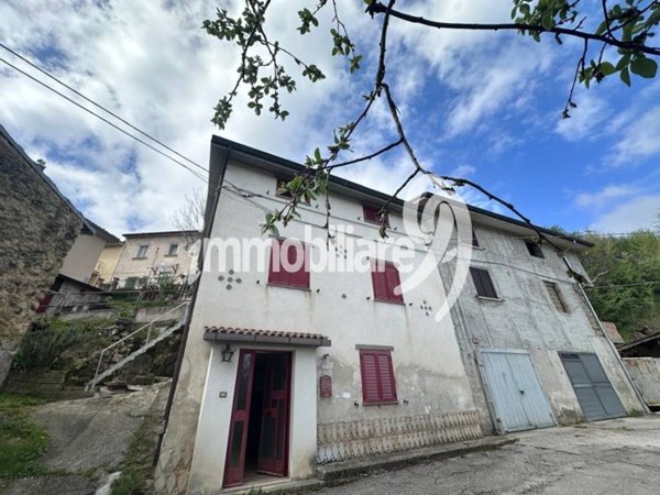 casa indipendente in vendita a Tornimparte in zona Piè La Costa