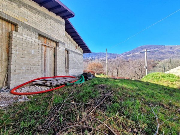casa indipendente in vendita a Tornimparte