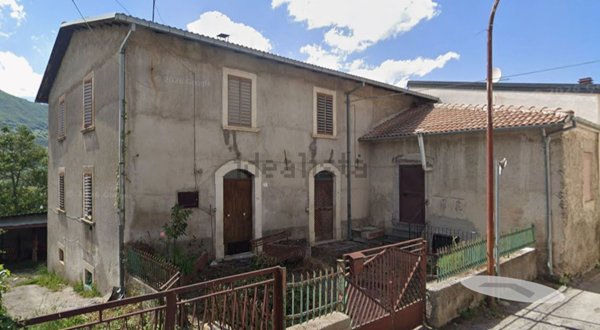 casa indipendente in vendita a Tornimparte in zona Piè la Villa