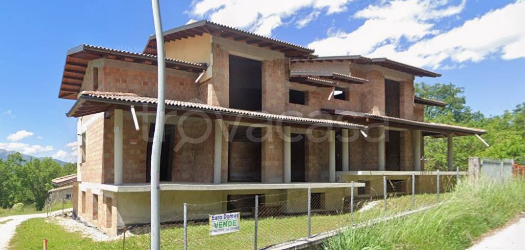 casa indipendente in vendita a Tornimparte in zona Piè la Villa