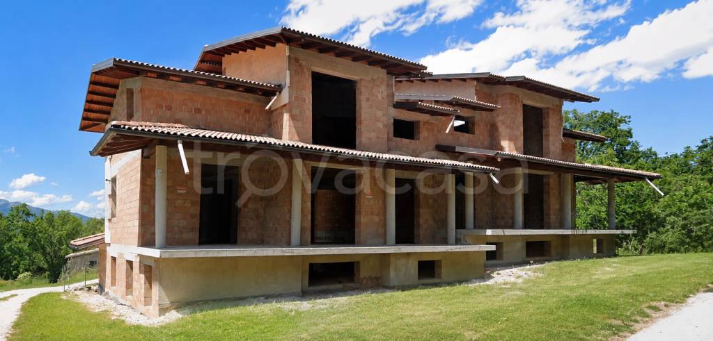 casa indipendente in vendita a Tornimparte in zona Piè la Villa