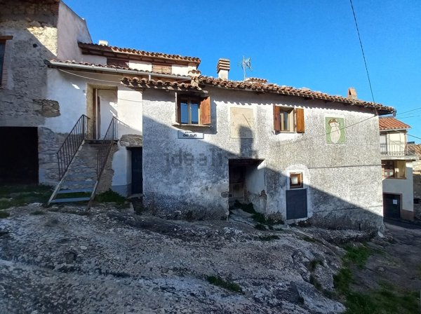 casa indipendente in vendita a Tornimparte in zona Piè La Costa
