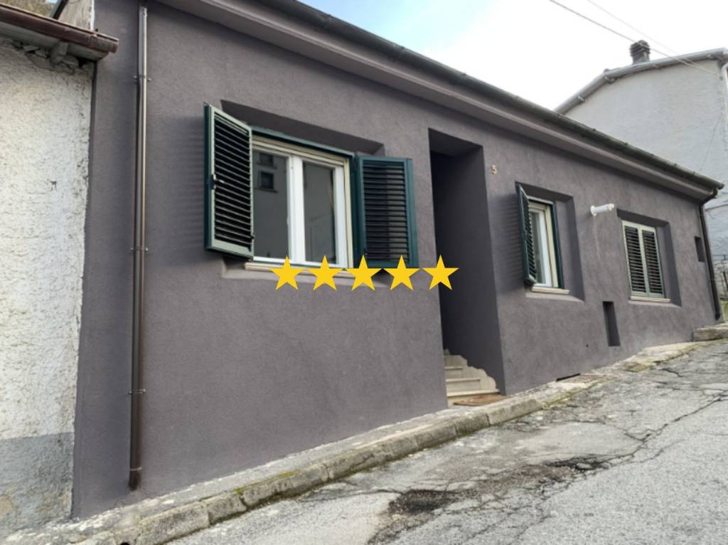 casa indipendente in vendita a Trasacco