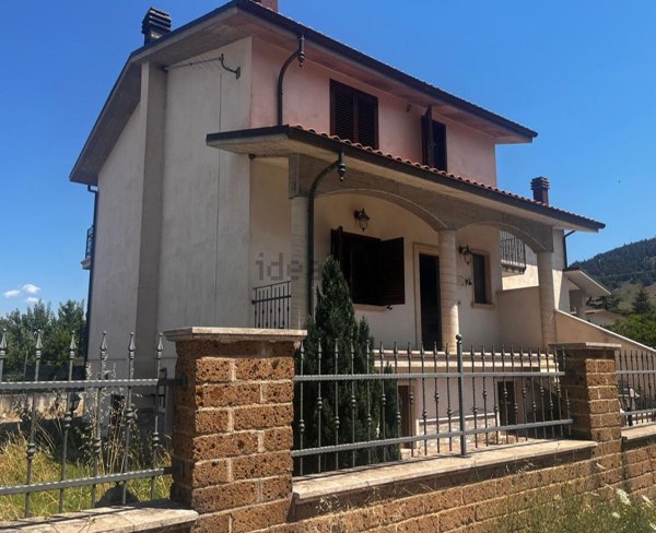 casa indipendente in vendita a Trasacco