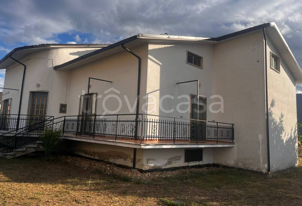 casa indipendente in vendita a Trasacco