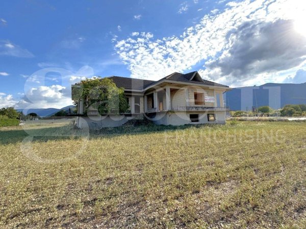 casa indipendente in vendita a Trasacco