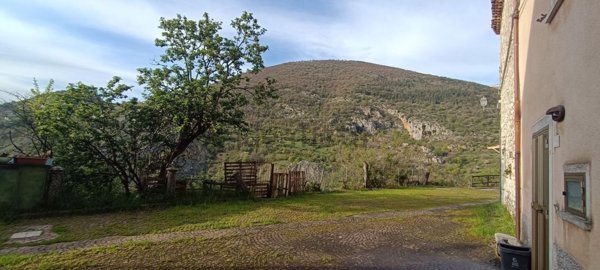casa indipendente in vendita a Villalago