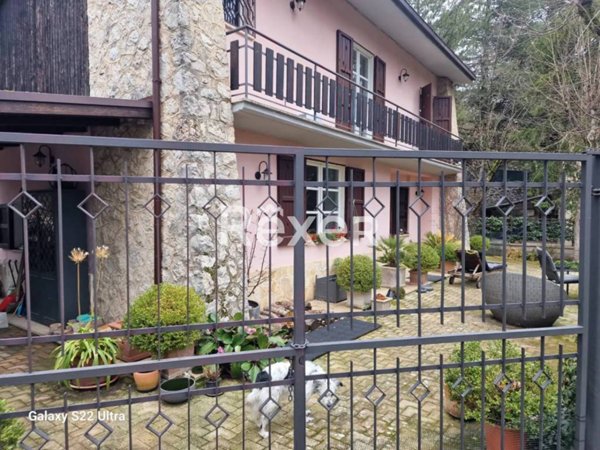 casa indipendente in vendita a Villalago