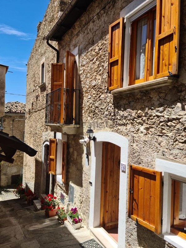 casa indipendente in vendita a Villa Santa Lucia degli Abruzzi