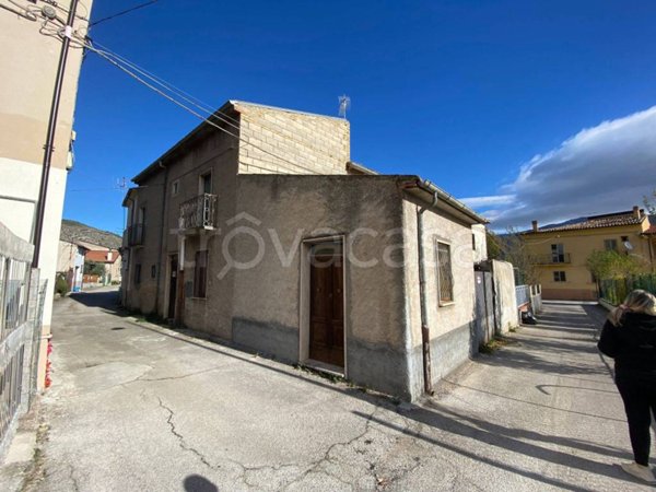 casa indipendente in vendita a Vittorito