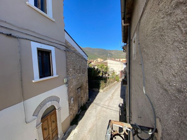 casa indipendente in vendita a Vittorito