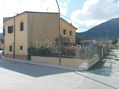 casa indipendente in vendita a Vittorito