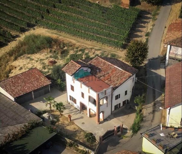 casa indipendente in vendita a Monforte d'Alba