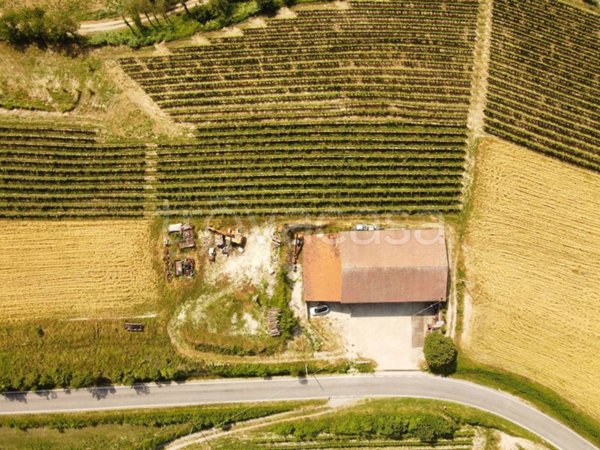 locale commerciale in vendita a Monforte d'Alba