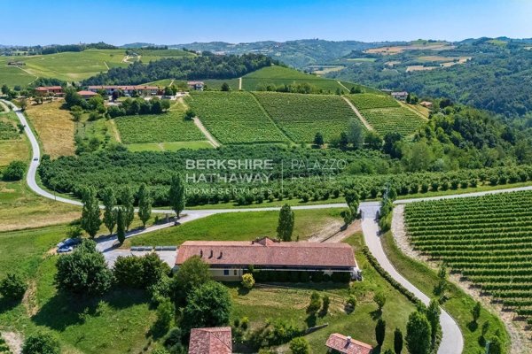 casale in vendita a Monforte d'Alba