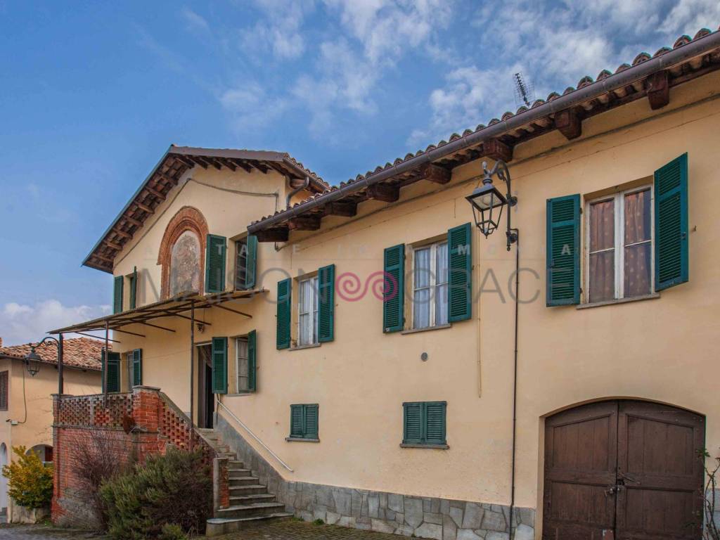casale in vendita a Monforte d'Alba