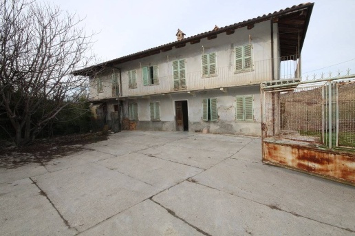 casale in vendita a Monforte d'Alba