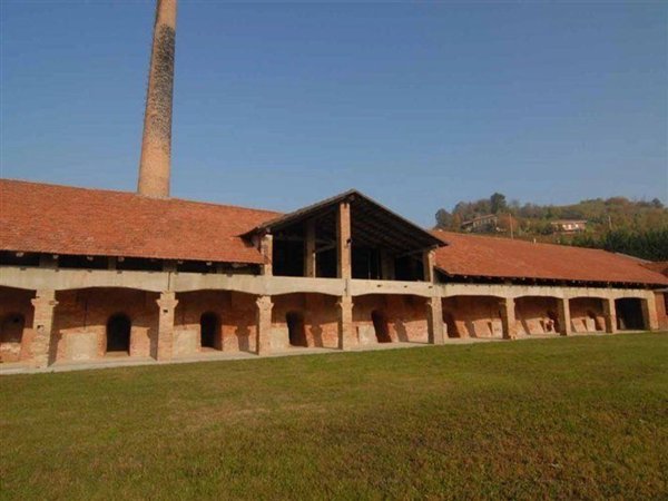 casale in vendita a Monforte d'Alba