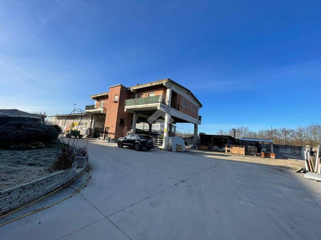 locale commerciale in vendita a Montà