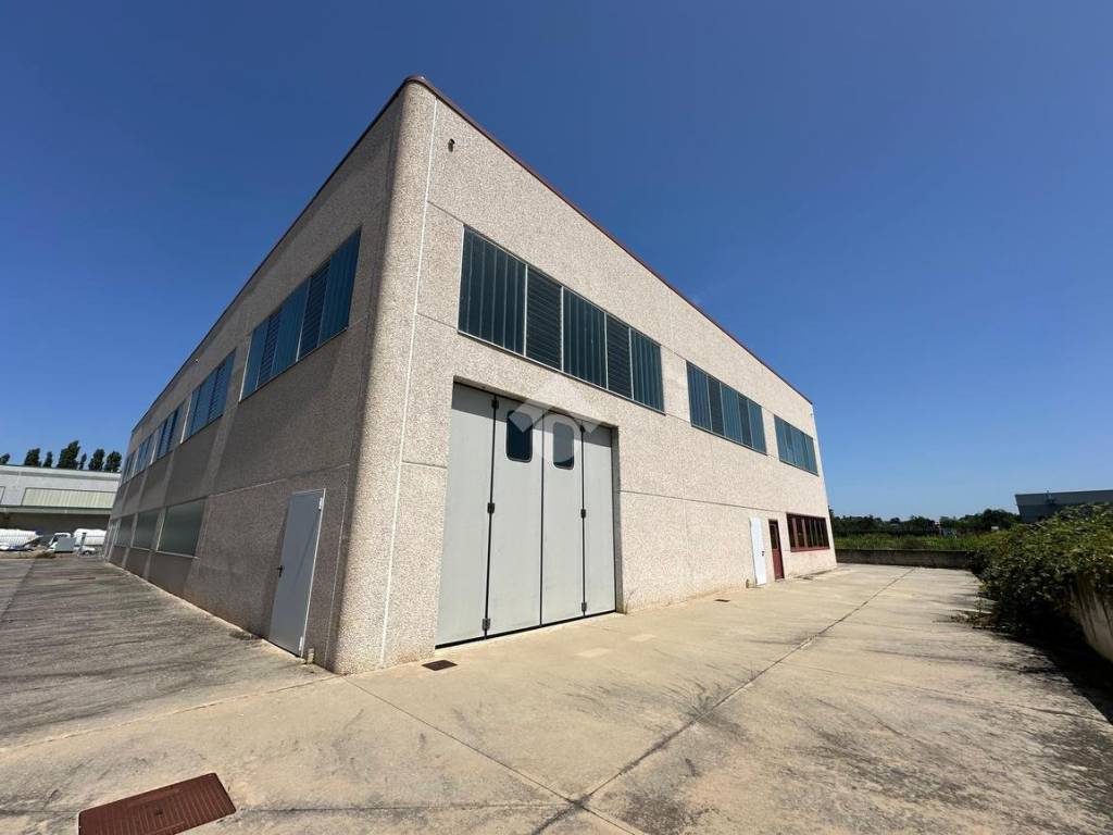 locale commerciale in vendita a Montà