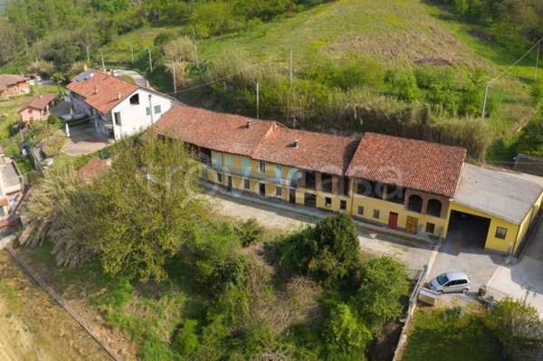 casale in vendita a Monticello d'Alba