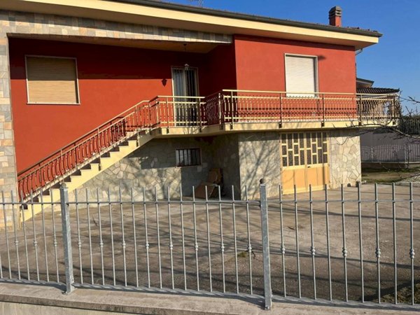 casa indipendente in vendita a Moretta