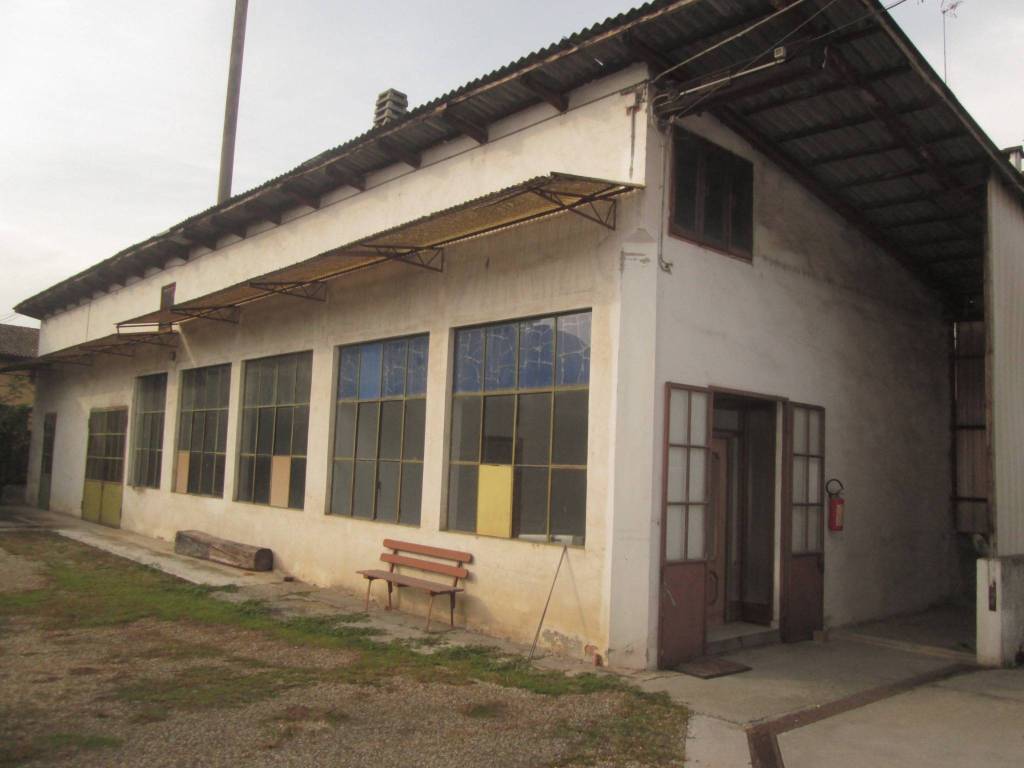 locale commerciale in vendita a Moretta