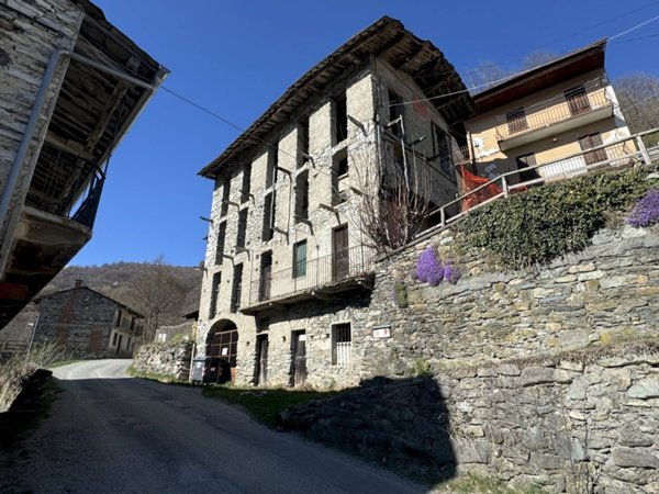 casa indipendente in vendita ad Oncino in zona Ruera