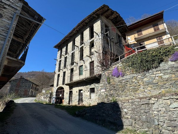 casa indipendente in vendita ad Oncino in zona Ruera