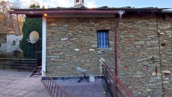 casa indipendente in vendita ad Oncino in zona Serre