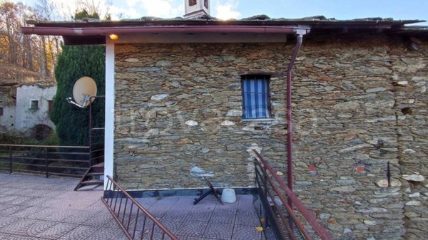 casa indipendente in vendita ad Oncino in zona Serre